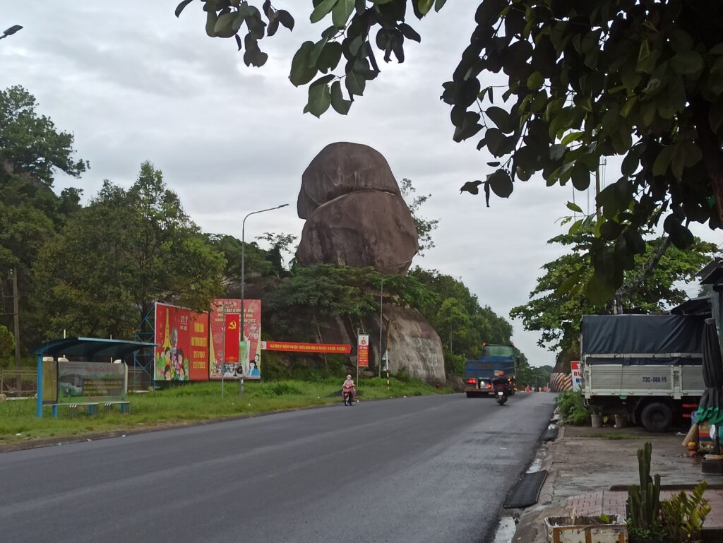 Đá Ba Chồng - Định Quán (Đồng Nai)